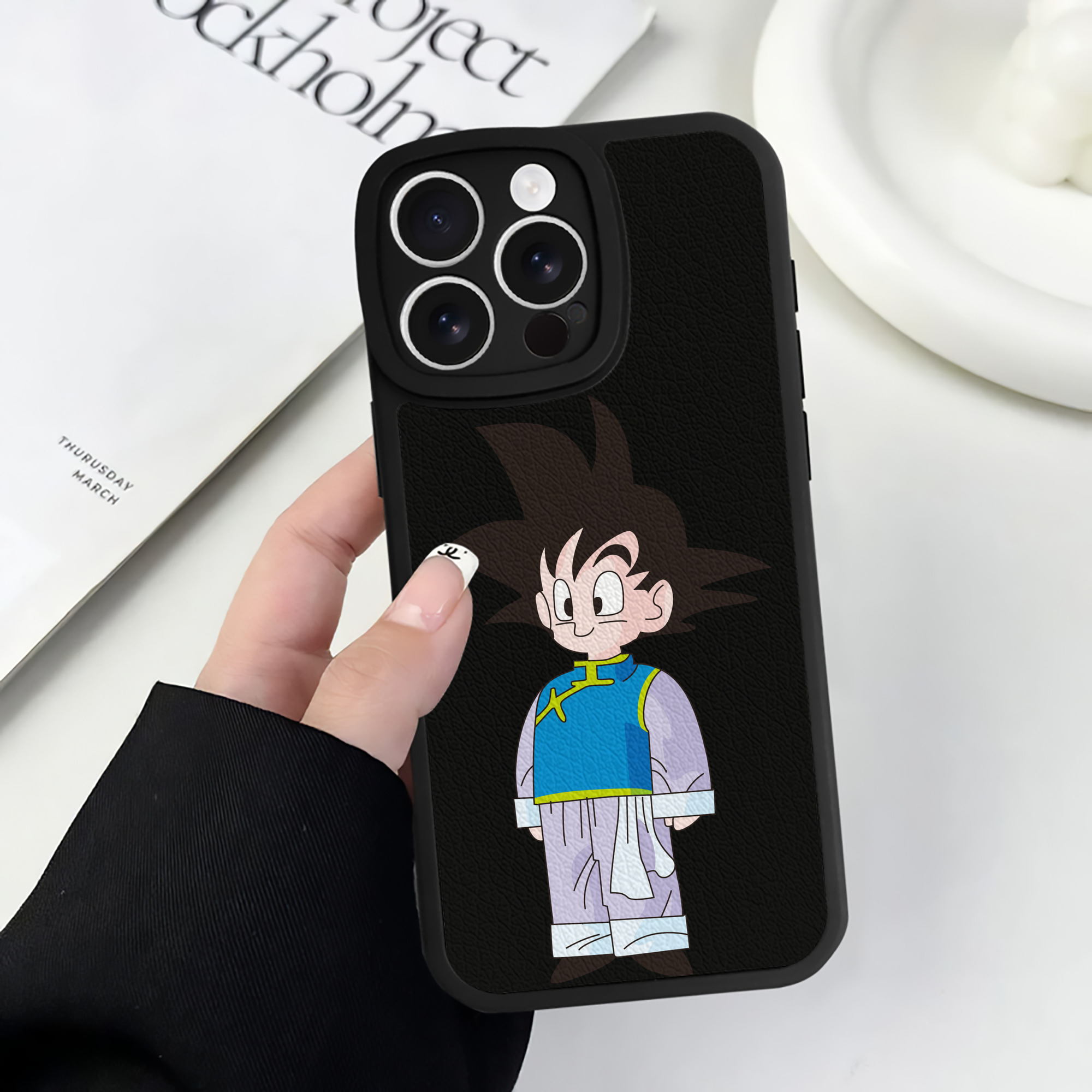 （画像用） ドラゴンボール 孫悟空（そん ごくう）Son Goku カカロット DRAGON BALL Kakarotto 【iPhone 16シリーズ対応】シリコンスマホケース（レザー調） 材質：シリコン